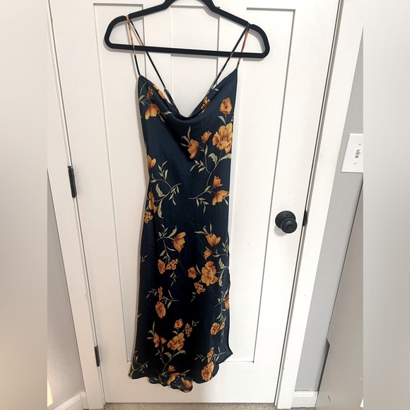 ASTR the Label Gaia Floral MIDI Dress Size Medium - Picture 6 of 11